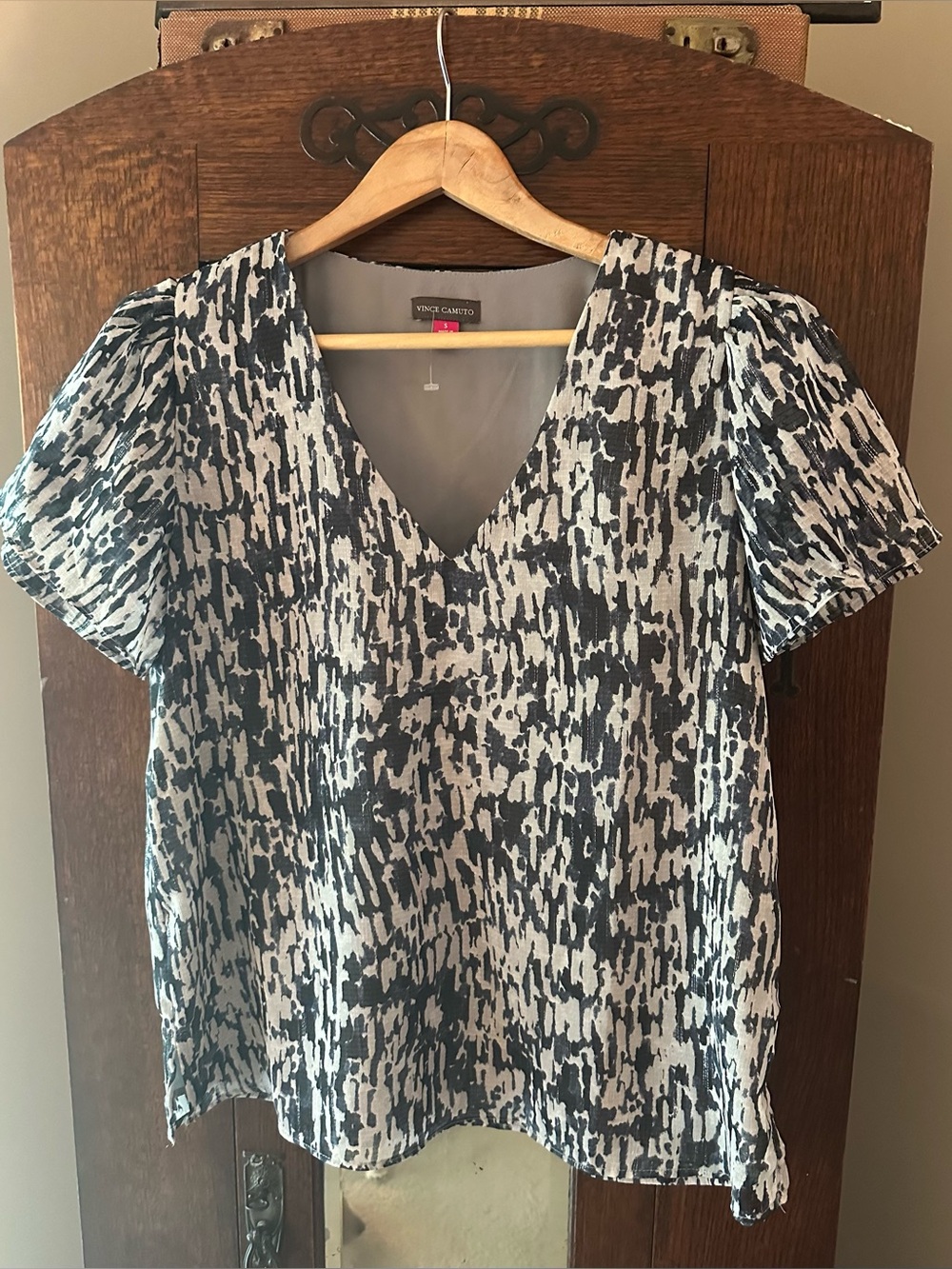 NWOT Vince Camuto Metallic Abstract Print V-Neck Flutter Sleeve Top - Size Small